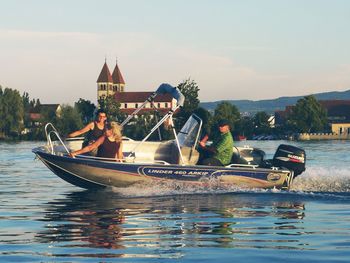 50PS Sportboot auf dem Bodensee bei der Insel Reichenau
